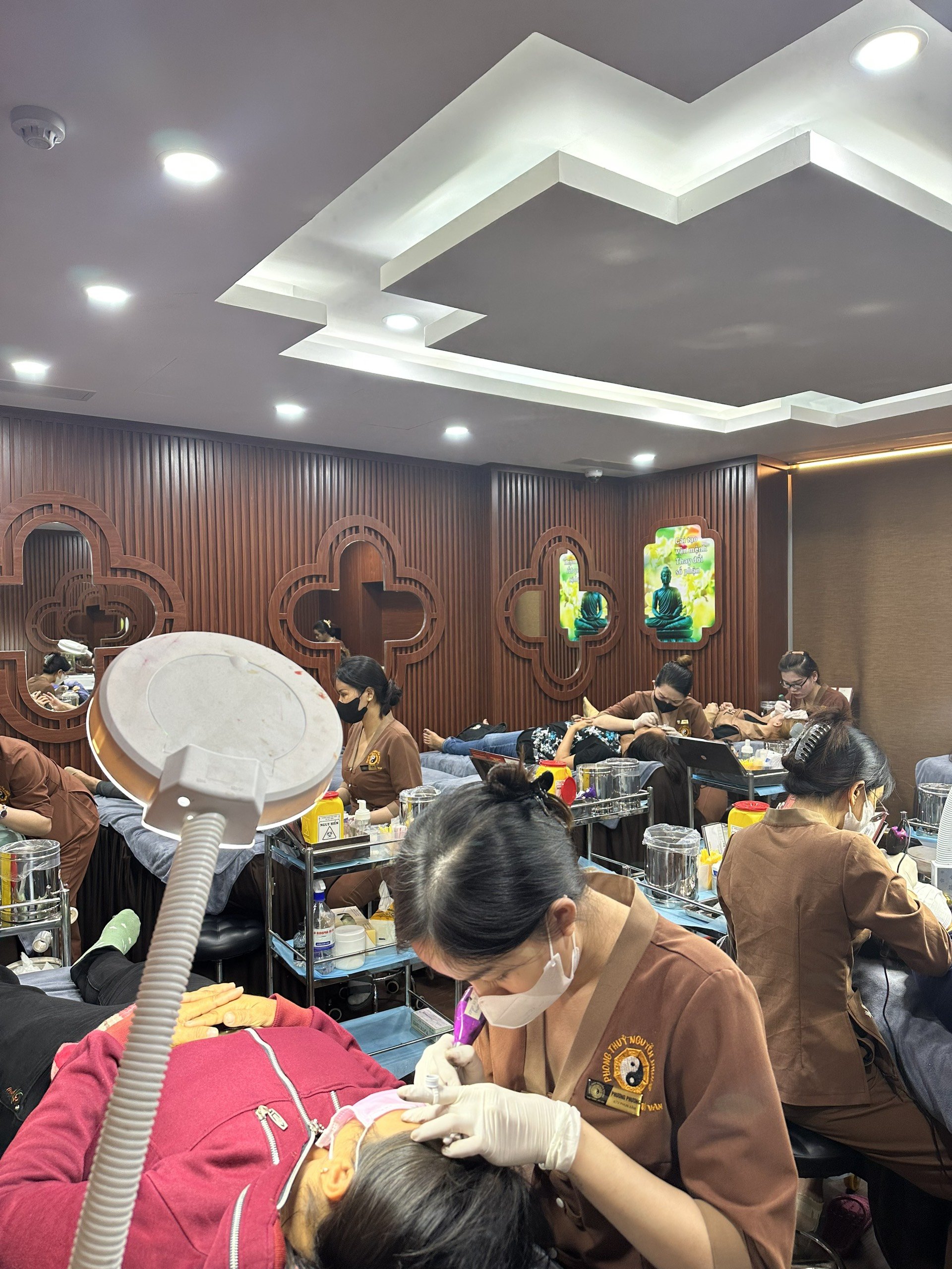 Khách hàng thực hiện dịch vụ bên trong viện Phong Thủy Nguyễn Nhung - Chân Mày Phong Thủy Nguyễn Nhung
